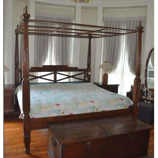 Vintage Colonial 4 Poster Canopy Bed With a Trunk and Bedside Table - TimberCraft