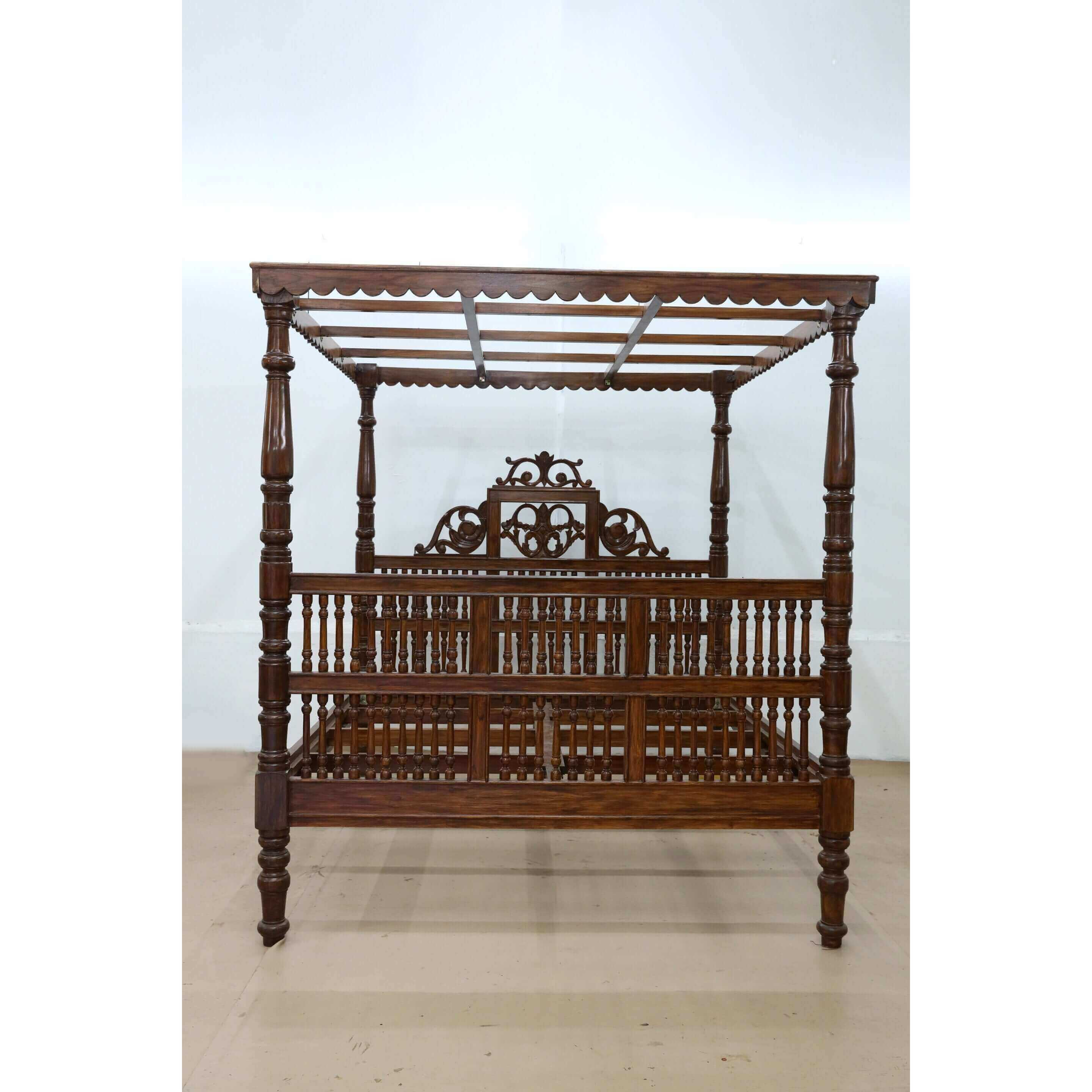 Antique Style Canopy Bed Made Of Teak Wood