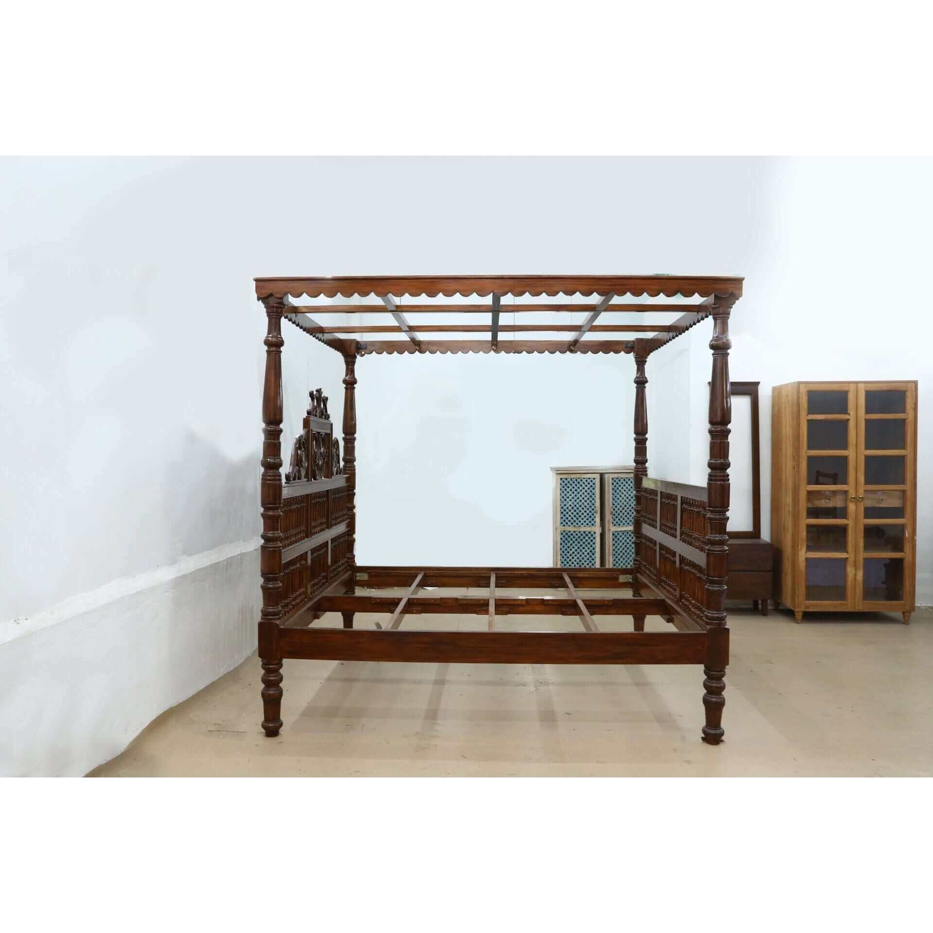 Antique Style Canopy Bed Made Of Teak Wood - TimberCraft