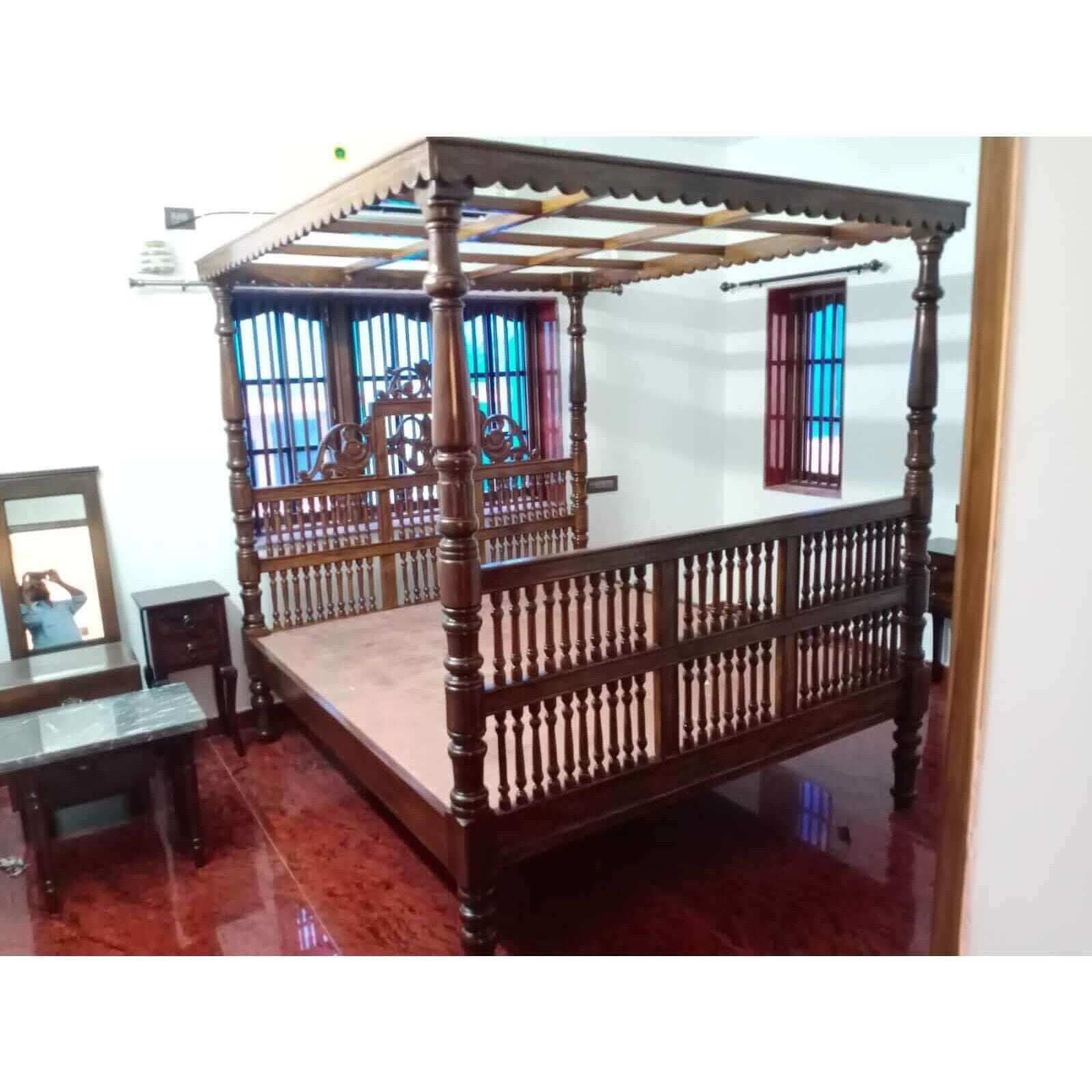 Antique Style Canopy Bed Made Of Teak Wood - TimberCraft